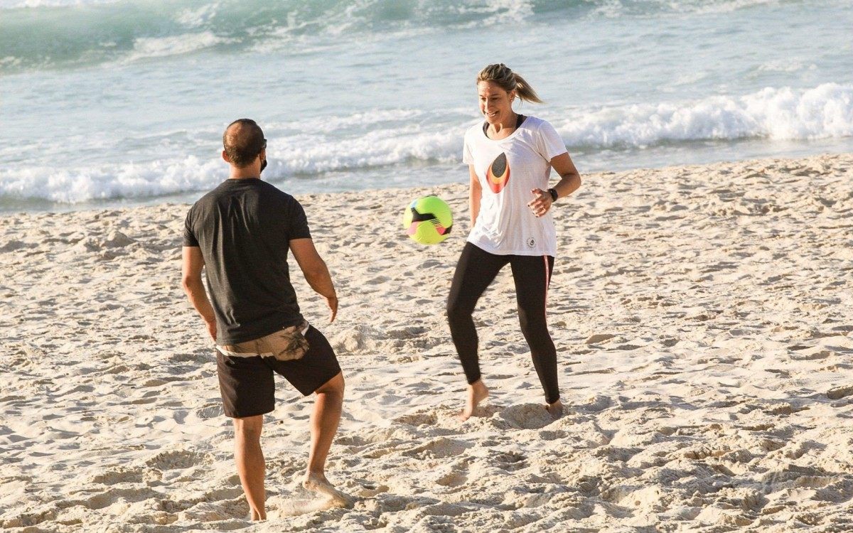 Fernanda Gentil faz treino funcional na Praia da Barra da Tijuca, na manhã desta quarta-feira
