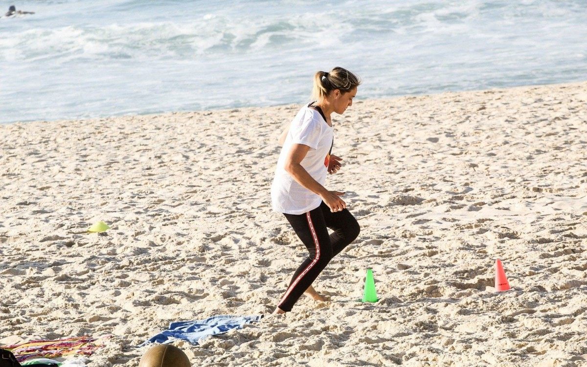 Fernanda Gentil faz treino funcional na Praia da Barra da Tijuca, na manhã desta quarta-feira