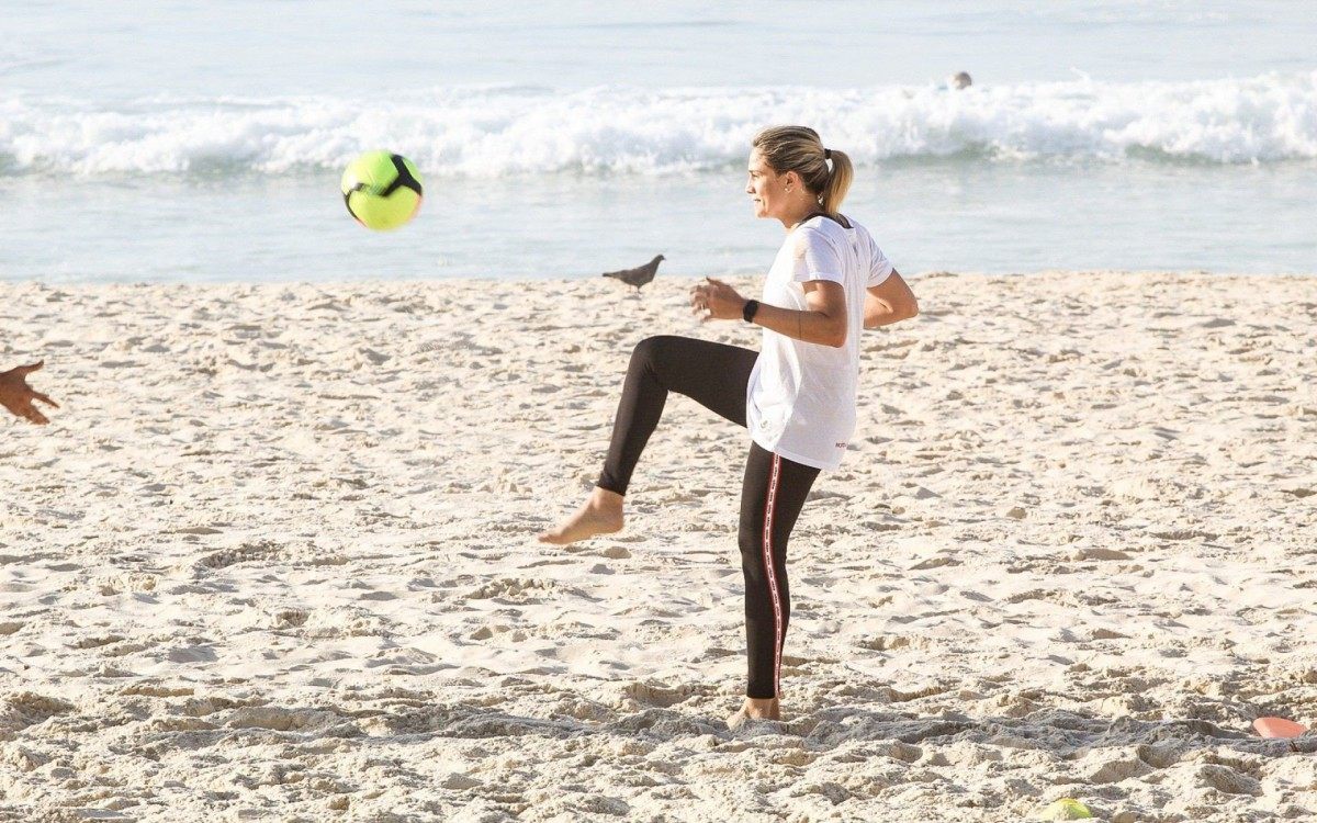 Fernanda Gentil faz treino funcional na Praia da Barra da Tijuca, na manhã desta quarta-feira