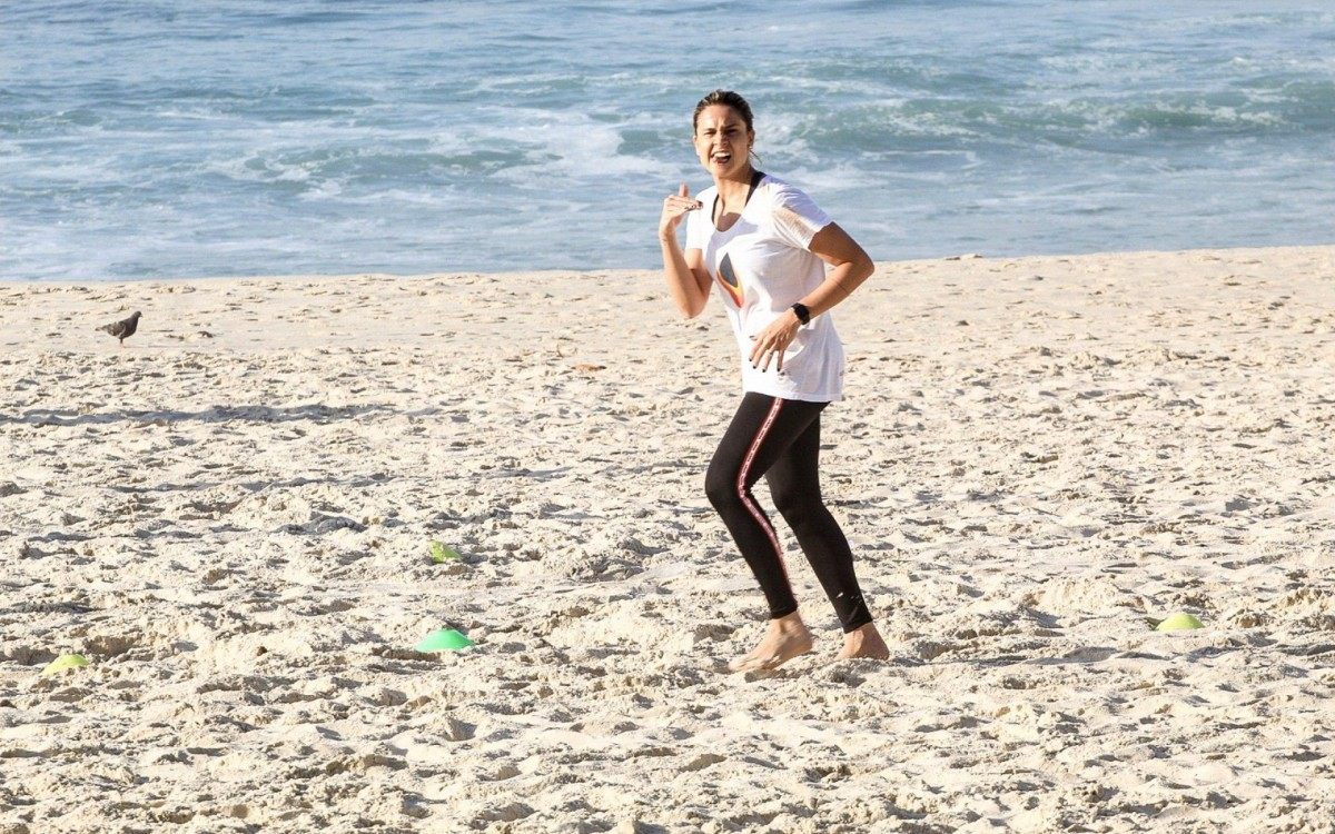 Fernanda Gentil faz treino funcional na Praia da Barra da Tijuca, na manhã desta quarta-feira