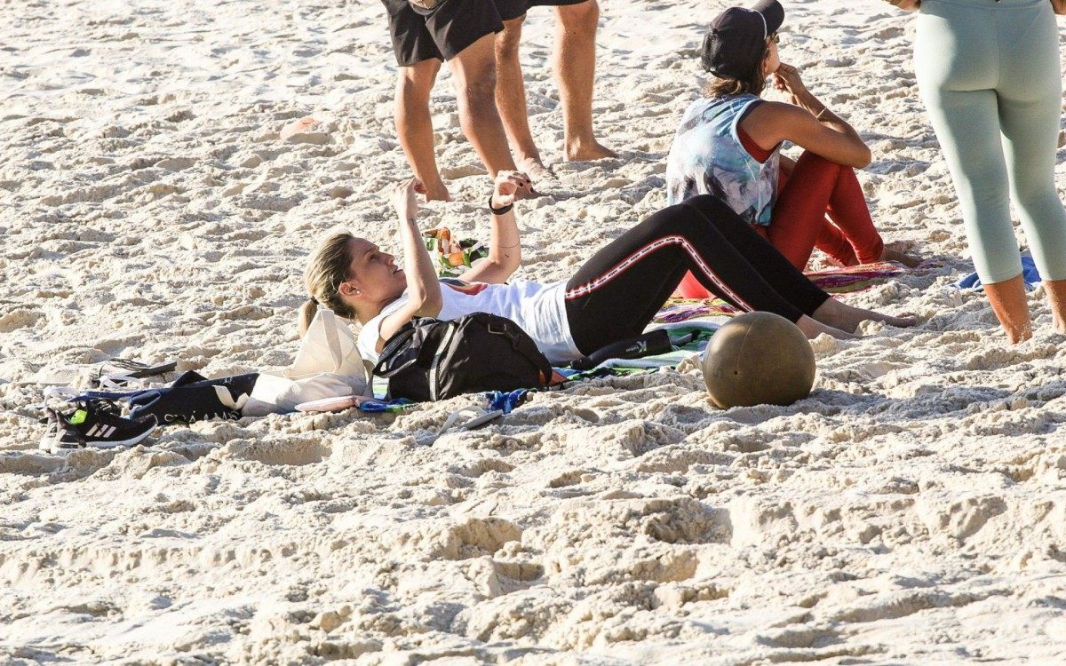 Fernanda Gentil faz treino funcional na Praia da Barra da Tijuca, na manhã desta quarta-feira