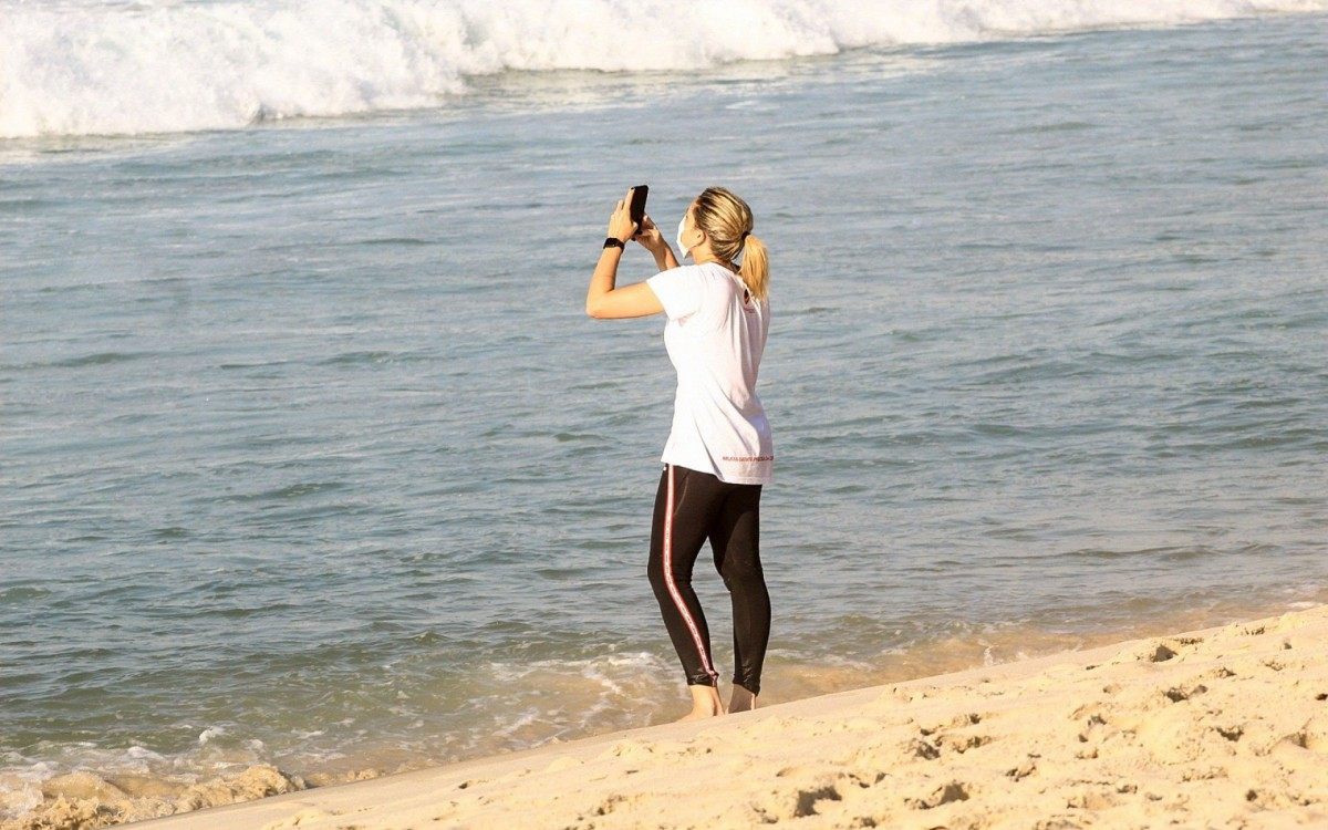 Fernanda Gentil faz treino funcional na Praia da Barra da Tijuca, na manhã desta quarta-feira