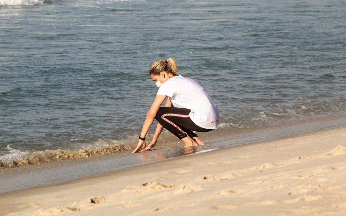 Fernanda Gentil faz treino funcional na Praia da Barra da Tijuca, na manhã desta quarta-feira