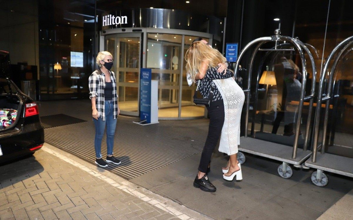 Kerline chora muito ao reencontrar a mãe em hotel na Barra da Tijuca, na Zona Oeste do Rio, na noite desta terça-feira