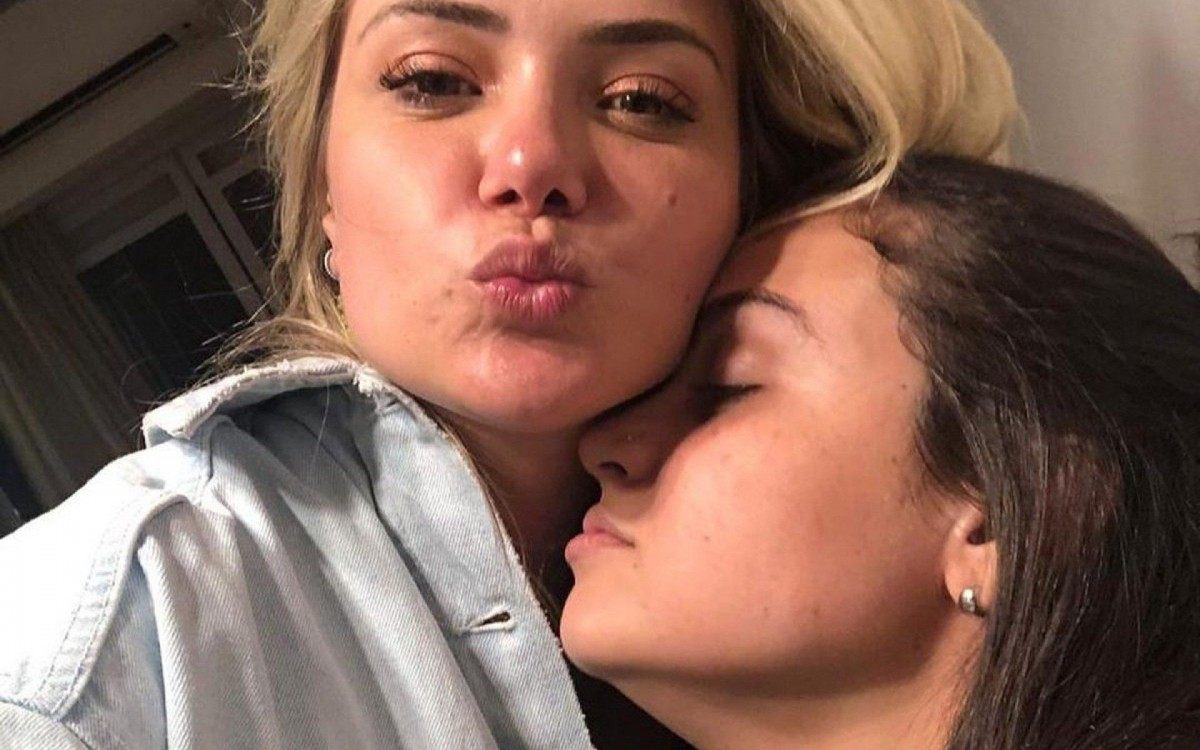 Ex-BBB Marcela e a cantora Luiza - Reprodu&ccedil;&atilde;o Internet