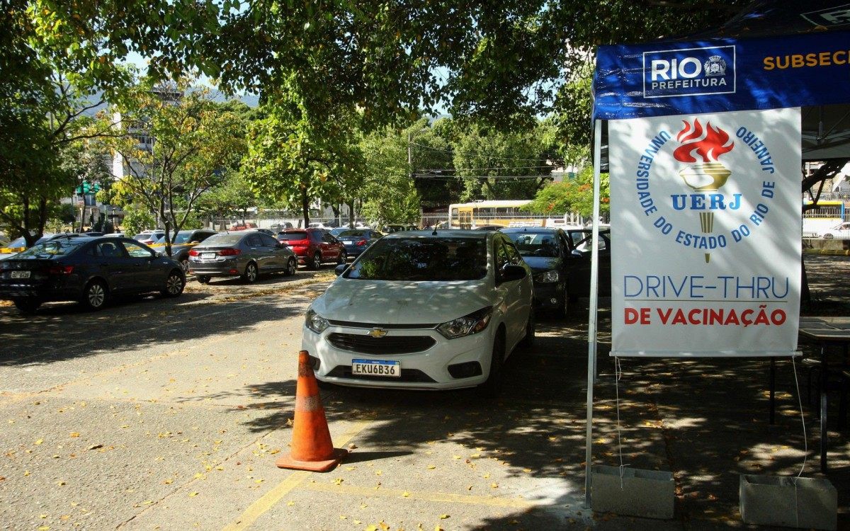 (Arquivo) Fila de carros para o come&ccedil;o da vacina&ccedil;&atilde;o na Uerj 