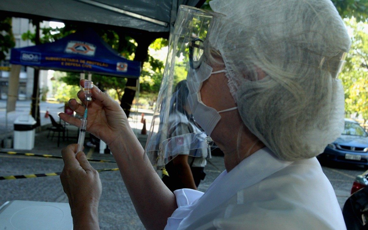 Vacinação drive - thru, por idade montado no estacionamento no estacionamento da UERJ. Na foto, preparativos para a vacinação. - Estefan Radovicz / Agencia O Dia
