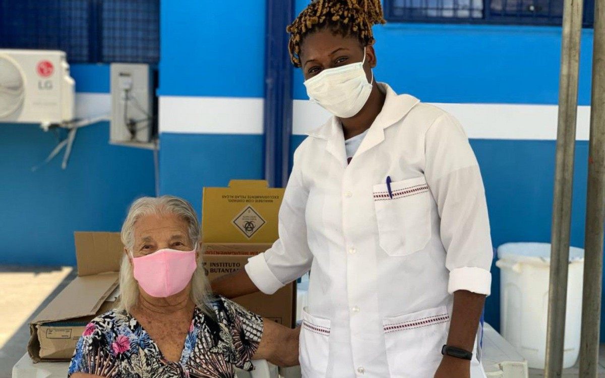 Regina Ferreira Lopes (90) foi vacinada na Unidade de Saúde da Família da Vila São João  - Divulgação/ PMSJM