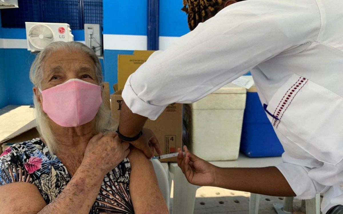 Regina Ferreira Lopes (90), que estava desde março de 2020 sem sair uma única vez de casa