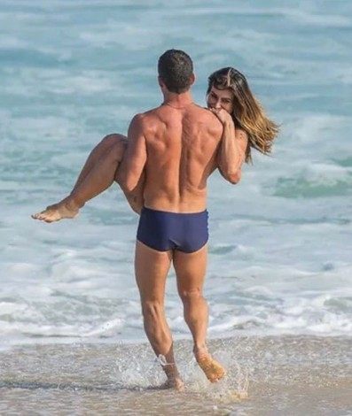 Malvino Salvador e Cleo em cenas de 'Haja Coração' - Reprodução