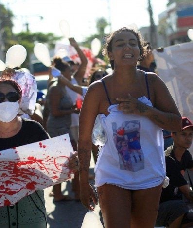 Familiares levaram cartazes para protestar durante o velório e a manifestação. Na foto, Cristiane Gomes, mãe da Ana Clara