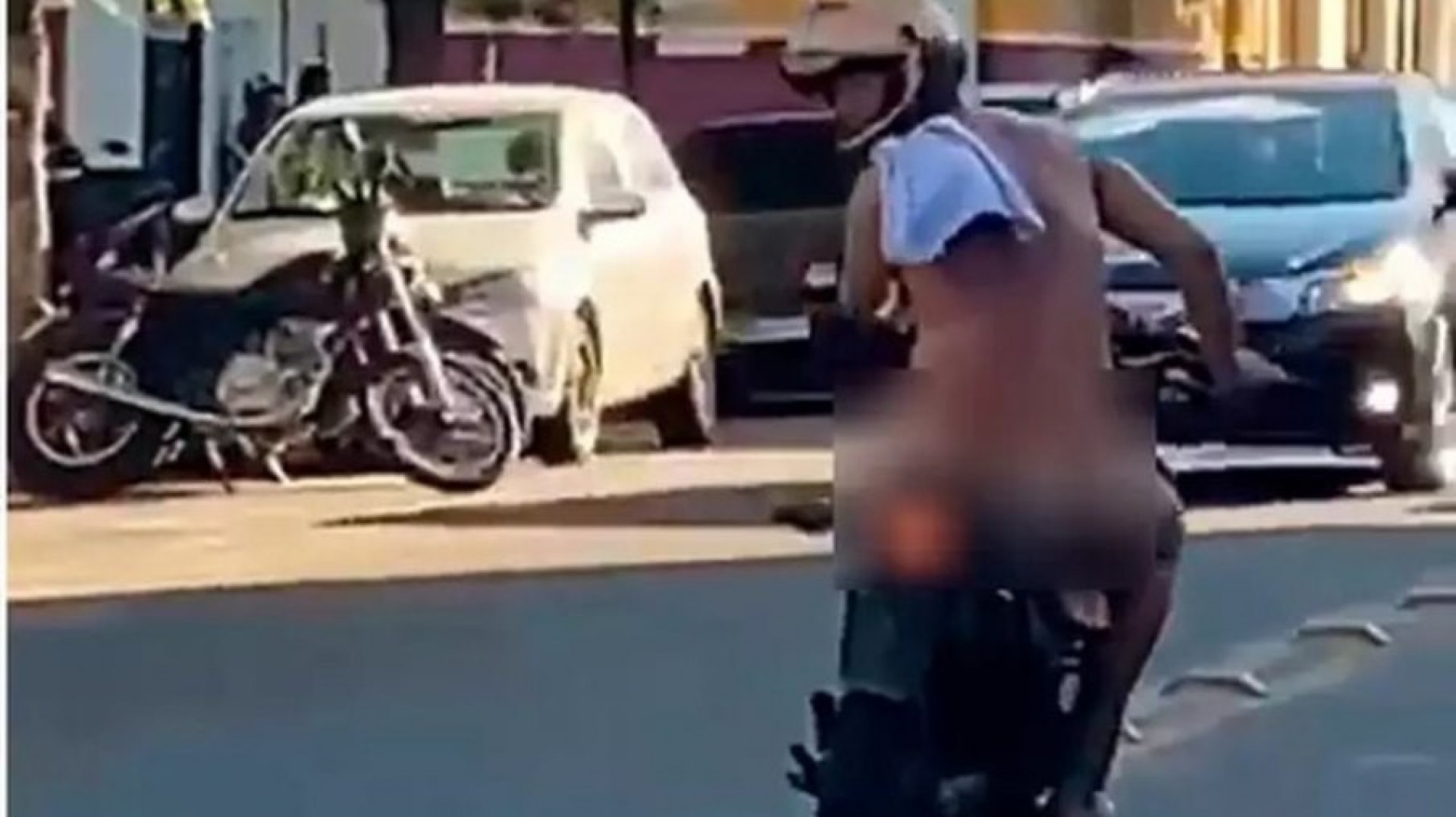 'Piloto peladão': motoqueiro causa transtorno ao circular nu e é autuado pela polícia