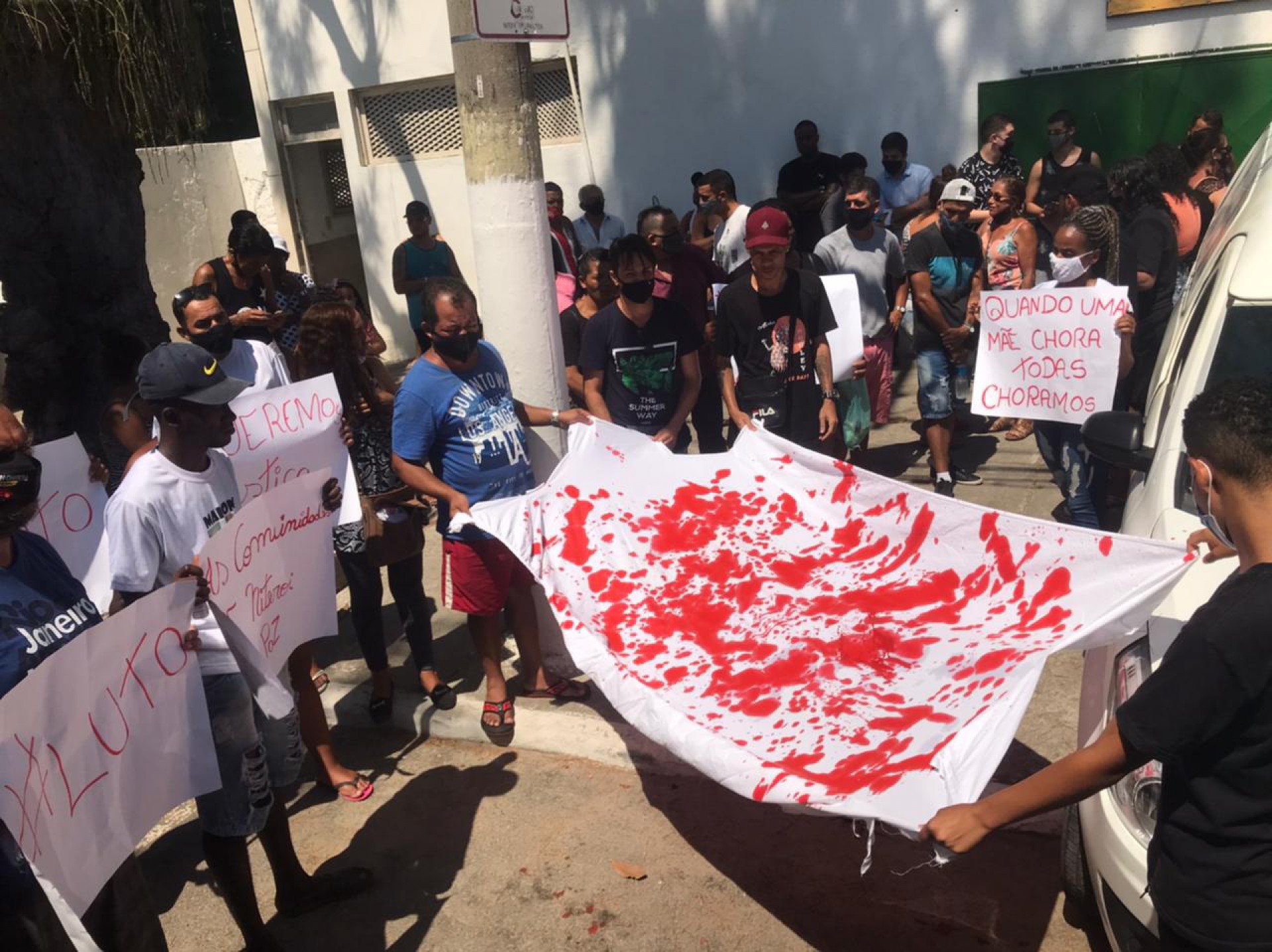 Familiares levaram cartazes para protestar durante o velório - Carolina Freitas