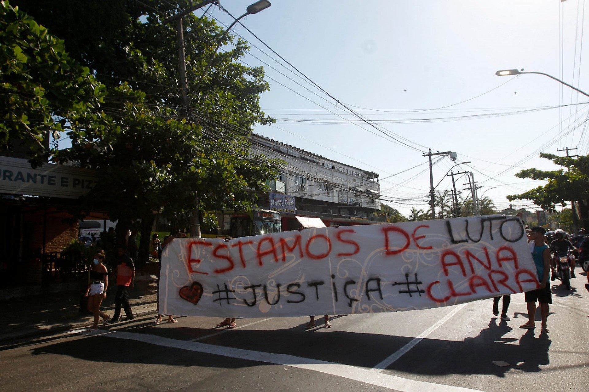 Familiares levaram cartazes para protestar durante o velório e a manifestação. Na foto, Cristiane Gomes, mãe da Ana Clara - Luciano Belford/Agência O Dia