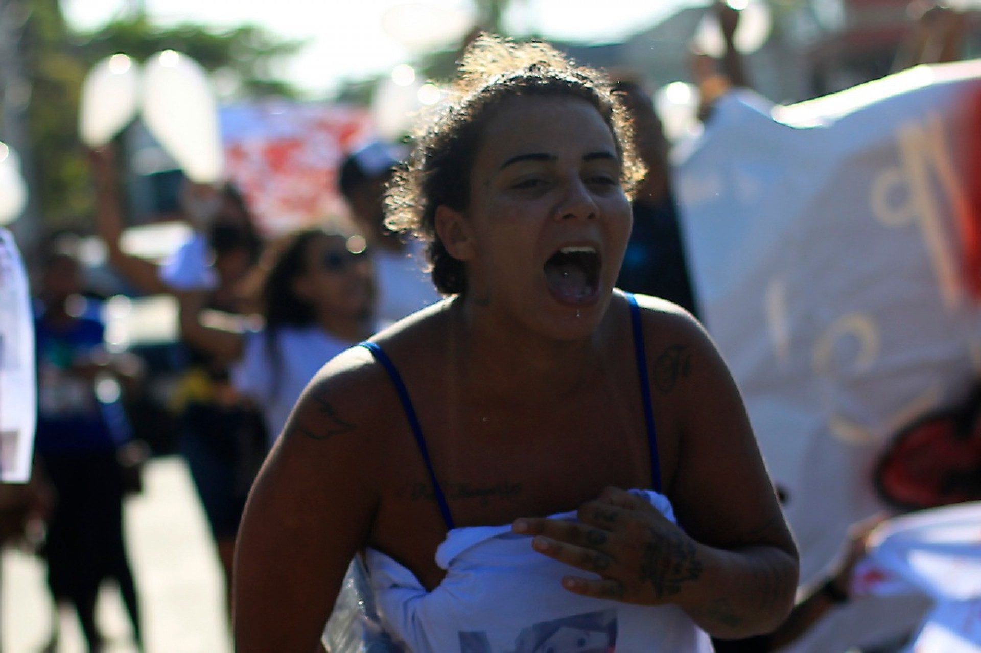 Familiares levaram cartazes para protestar durante o velório e a manifestação. Na foto, Cristiane Gomes, mãe da Ana Clara - Luciano Belford/Agência O Dia