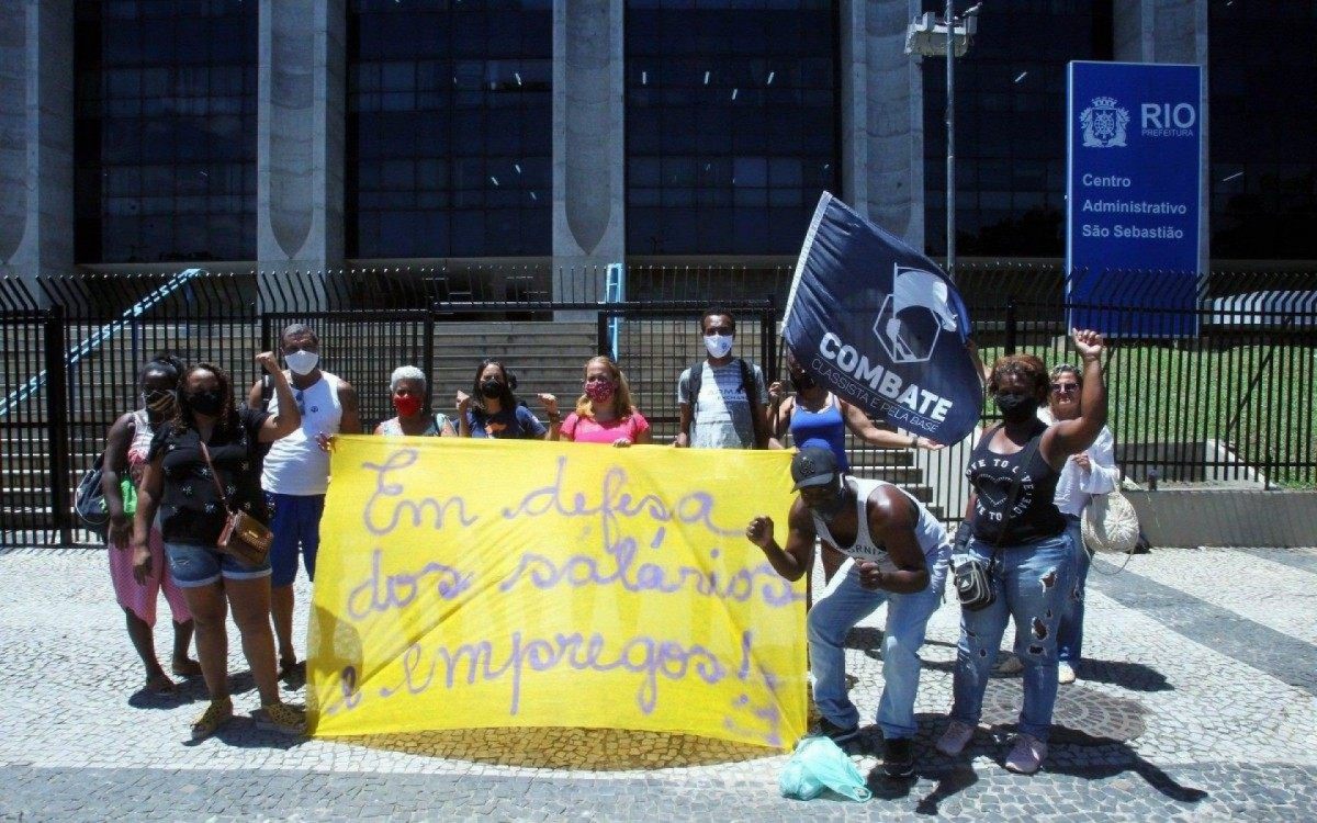 Ato de servidores terceirizados na porta da Prefeitura.