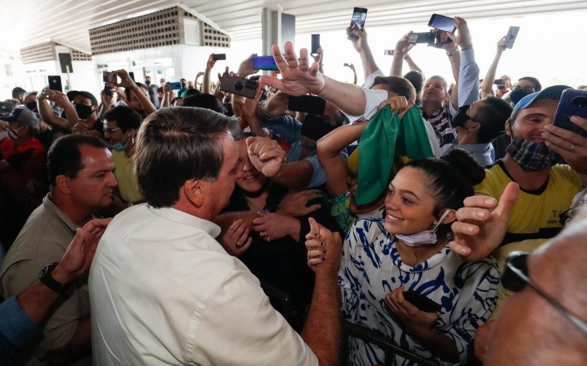 Bolsonaro cumprimentou apoiadores no aeroporto de Cascavel, no Paran&aacute; - Alan Santos/PR