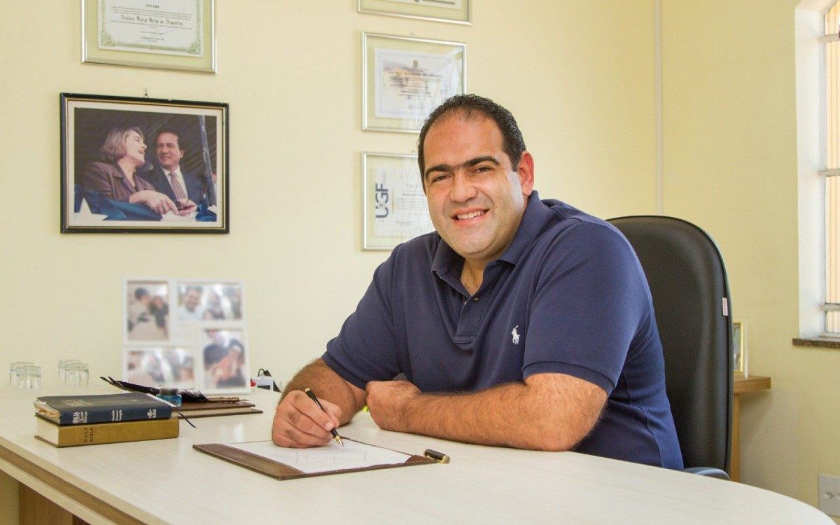 Andr&eacute; Amorim, no seu gabinete, quando ainda era vereador: ele volta a circular nos corredores da C&acirc;mara, mas agora em outra fun&ccedil;&atilde;o