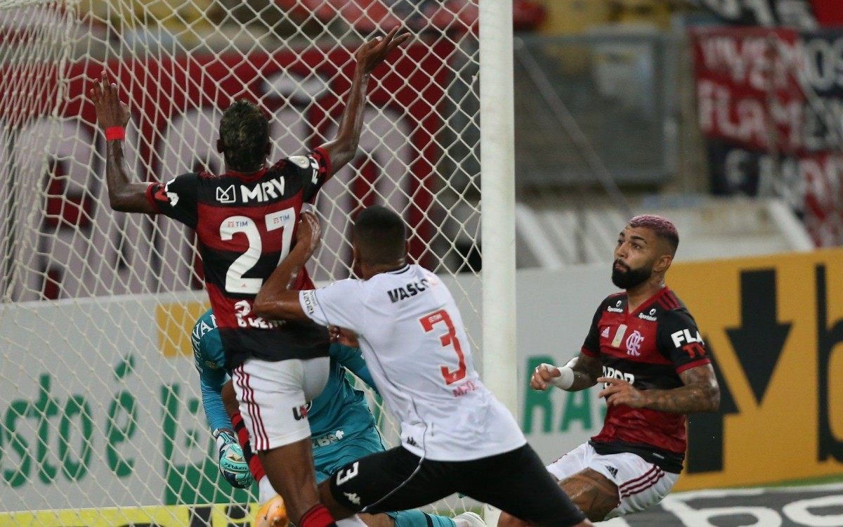 Flamengo e Vasco duelam pela 34 rodada do Campeonato Brasileiro. Penalti no Bruno Henrique