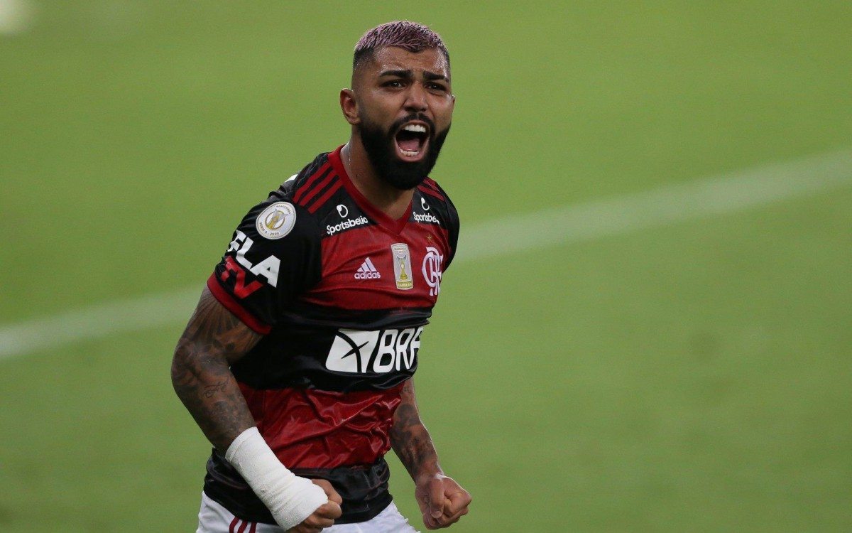 Na camisa, Flamengo joga com patch de título que não conquistou