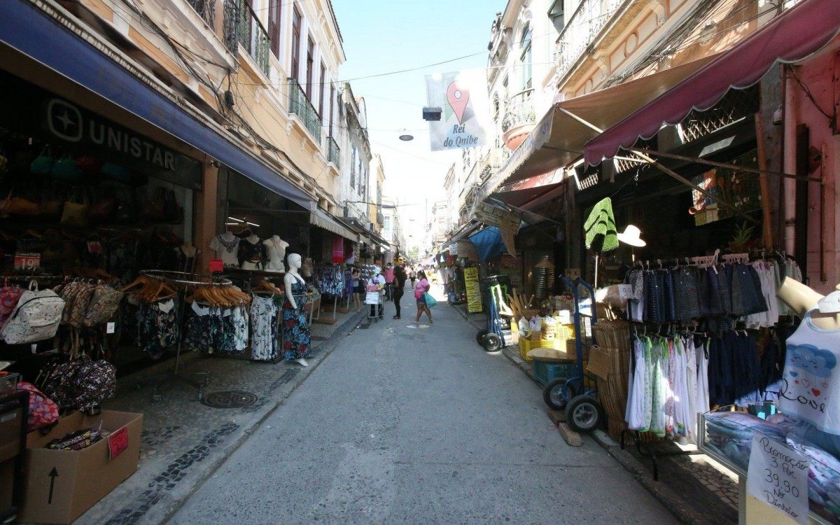 Movimento de clientes no comércio do Saara p o Carnaval. - Daniel Castelo Branco