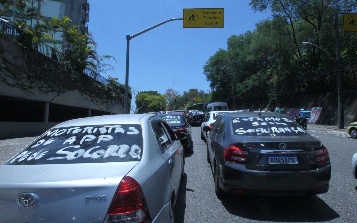 Durante protestos, motoristas escrevem mensagens em vidro de carro e realizam carreata