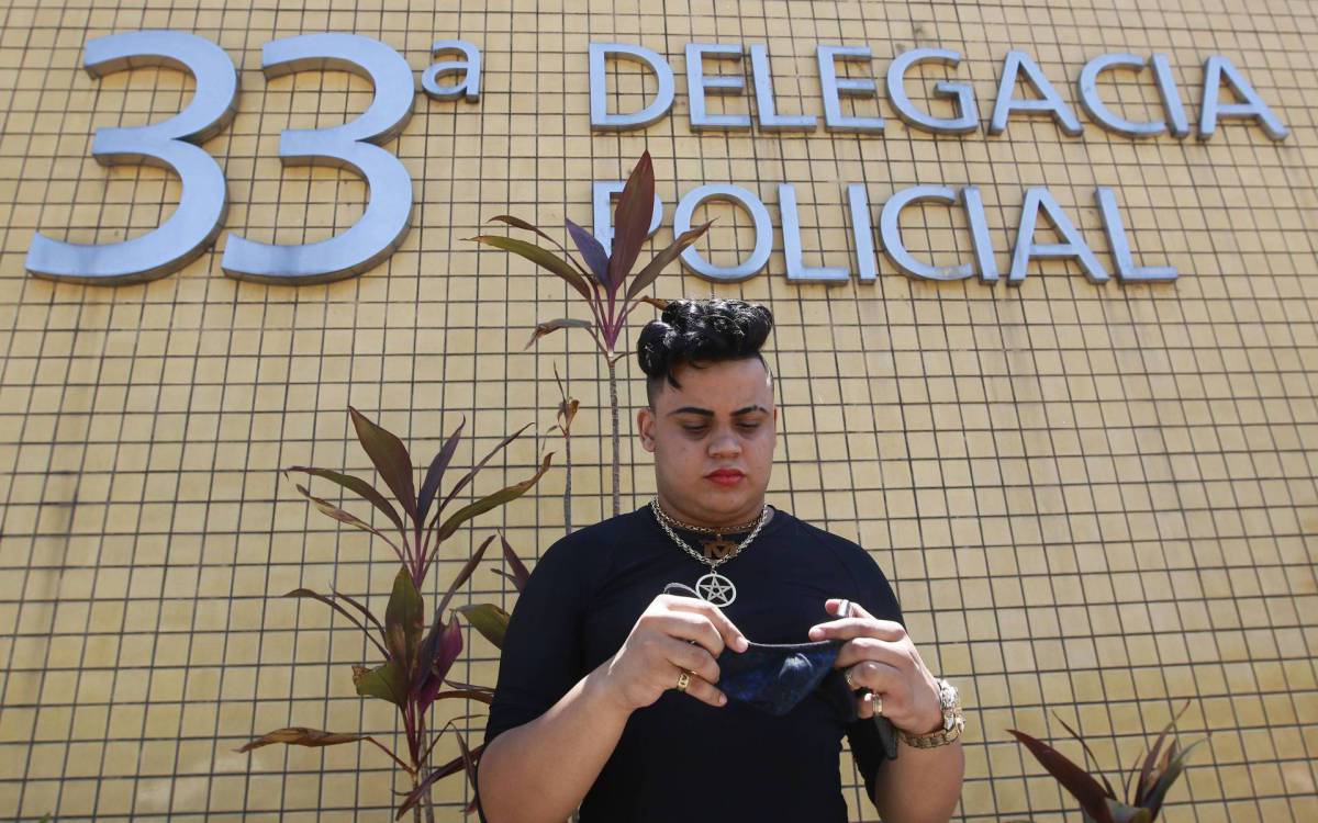 Policia - Jovem que acusa o cantor Anderson, do Molejo, de estupro presta depoimento, na 33DP, em Realengo, zona oeste do Rio. A Policia Civil deve apreender a cueca da vitima e encaminha-la para analisar se ha esperma do musico. Na foto, MC Maylon