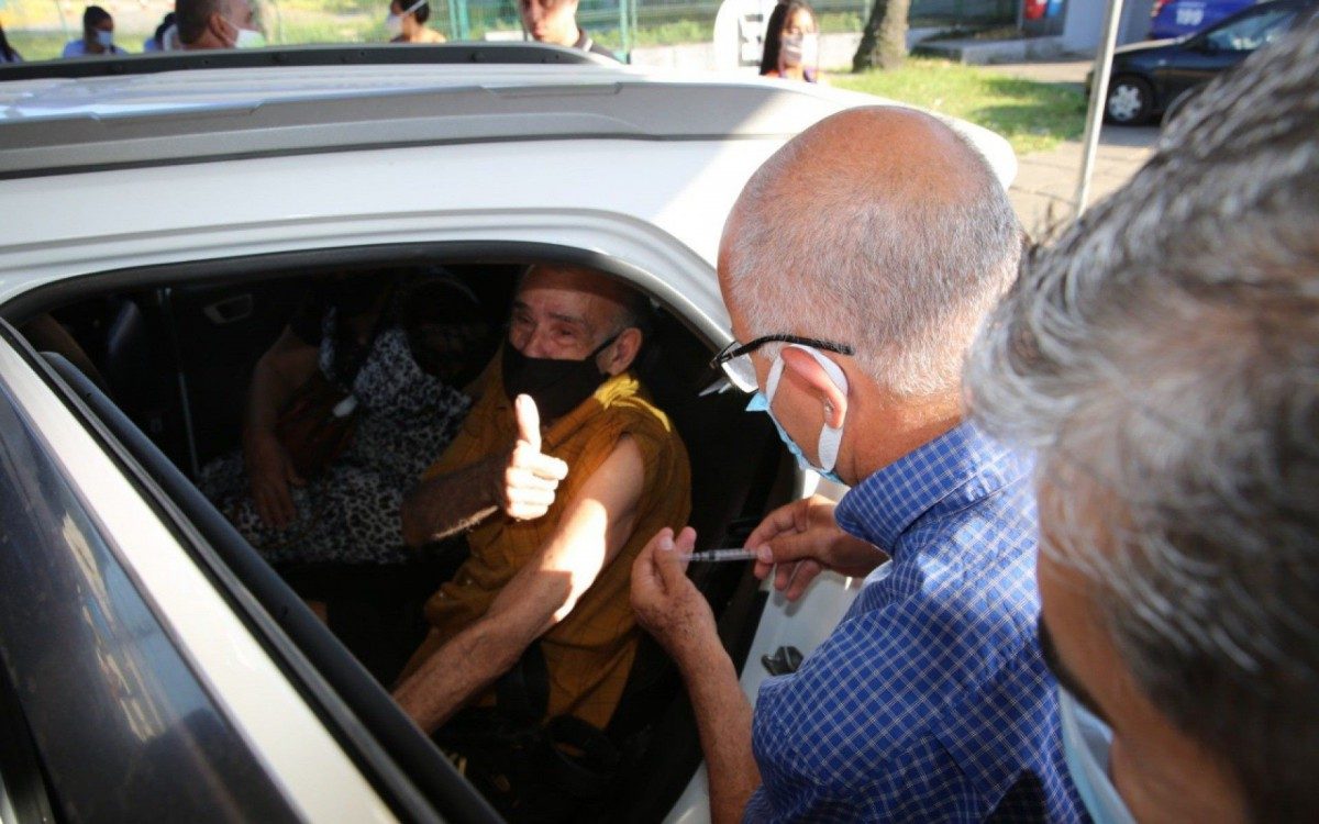 Vacina&ccedil;&atilde;o Drive Thru em Duque de Caxias - Eliakim Moura/Divulga&ccedil;&atilde;o