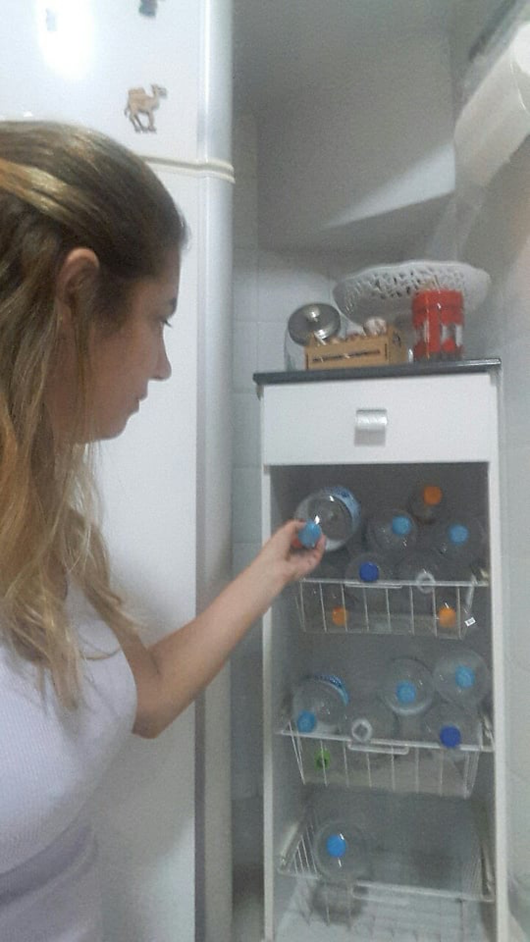 Juliana mostra a quantidade de água mineral que tem consumido em casa - Arquivo pessoal