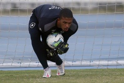Diego Loureiro pode ganhar vaga de titular no gol do Botafogo