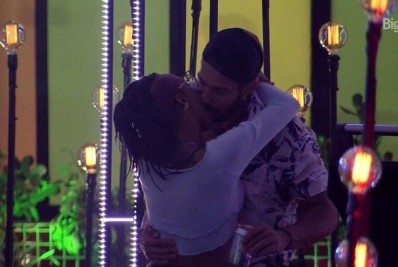 'BBB 21': Karol Conká e Arcrebiano se beijam em festa; internautas acusam rapper de assédio