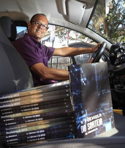 Rio de Janeiro 04/02/2021 - O Taxista Gil Vasconcelos, e um profissional do volante que já tem dois livros publicados e expôs na Bienal Internacional do Livro. Foto: Luciano Belford/Agencia O Dia