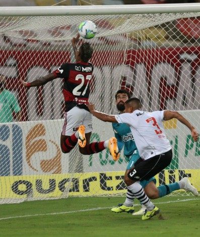Léo Matos (camisa 3) comete pênalti em Bruno Henrique, no primeiro tempo. Gabigol converteu