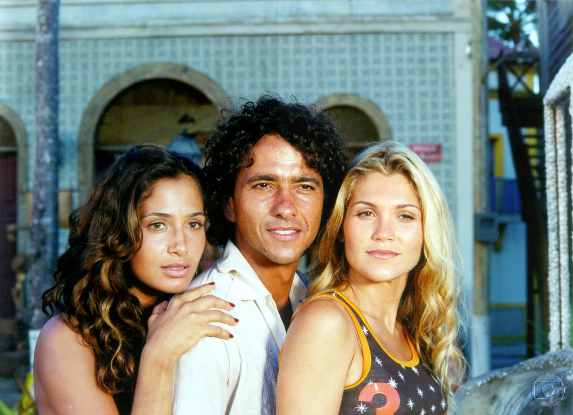 Flávia Alessandra com Camila Pitanga e Marcos Palmeira, em 'Porto dos Milagres' (abaixo); com o marido, Otaviano Costa, e com a filha, Giulia Costa - Divulgação