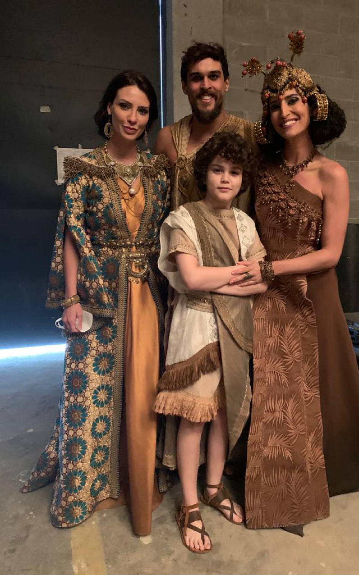 Camila Rodrigues (Nadi), Vitor Valle (príncipe Dnim-Sim), Felipe Roque (Rei Ib-Sim) e  Maria Joana (Rainha Enlila)