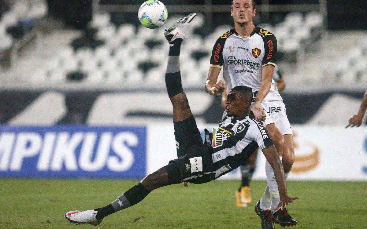 Kanu ensaia uma bicileta, mas erra bola: imagem retrata a queda do Alvinegro dentro e fora de campo - Vitor Silva/Botafogo