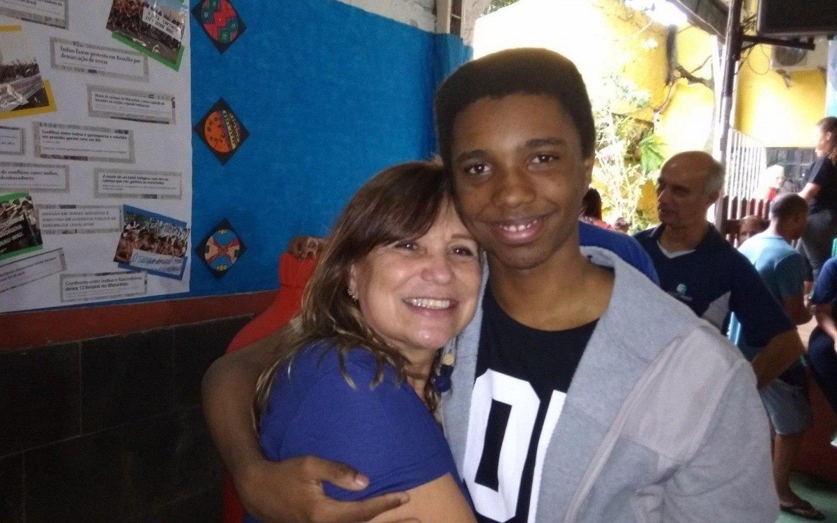 A diretora do Colégio Espaço Aberto Ana Pepeu e Luã