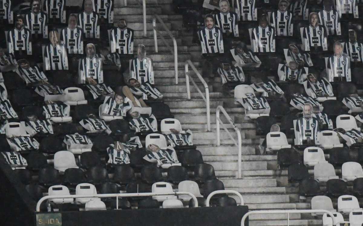 Placas de torcedores do Botafogo caidas em partida entre Botafogo e Sport pela 34ª rodada do Campeonato Brasileiro 2020, no Estádio Nilton Santos nesta Sexta Feira (05)