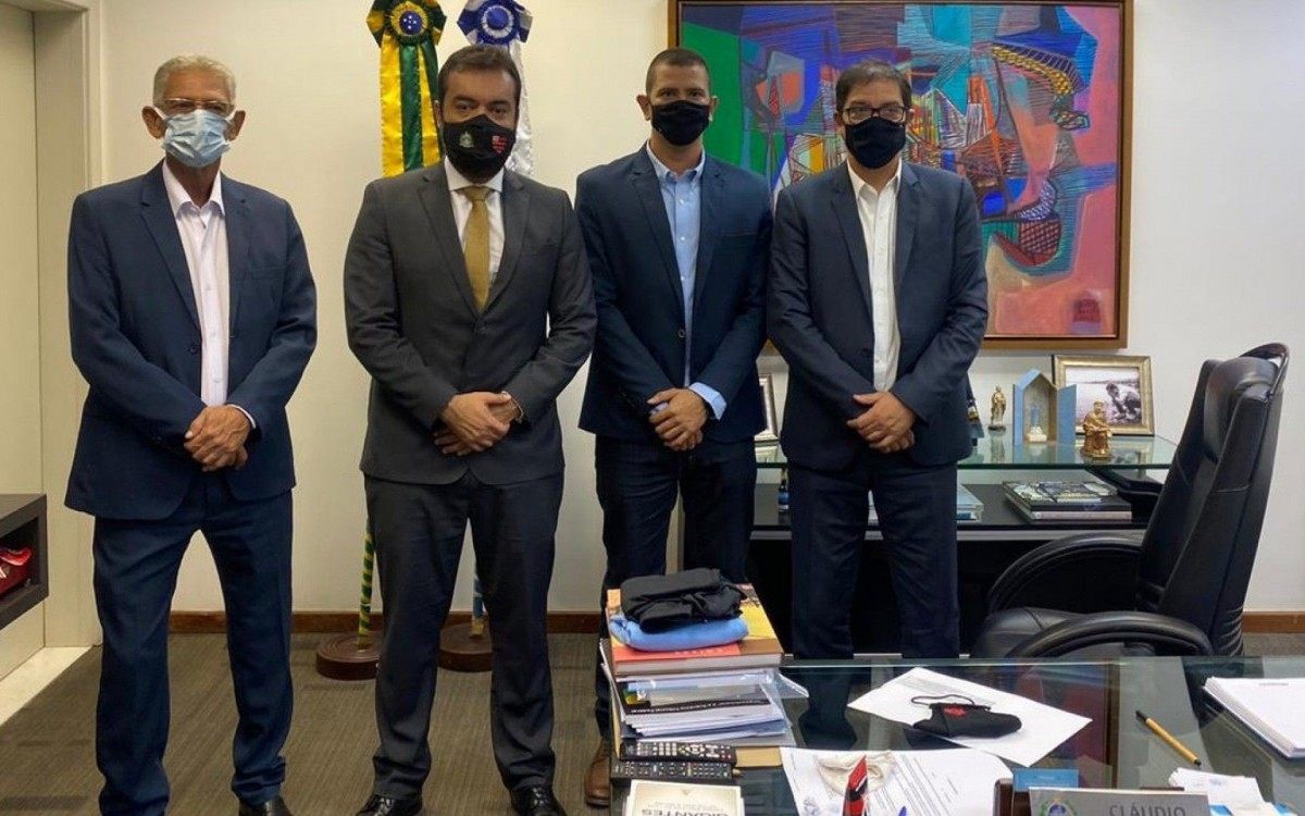 Ficou definida a celebração de um convênio entre a Prefeitura e o Governo do Estado, através do DER-RJ, para a produção de insumos necessários à produção de massa asfáltica na usina municipal, para atender à demanda de conservação das ruas gonçalenses - Divulgação