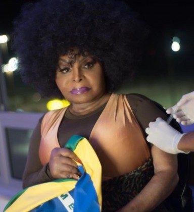 Elza Soares &eacute; vacinada segurando a bandeira do Brasil - Reprodu&ccedil;&atilde;o
