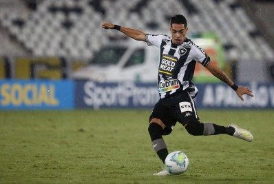 Hugo sofre fratura na clavícula e não deve mais jogar pelo Botafogo em 2021