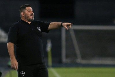 Ex-técnico do Botafogo elogia Arthur Chaves: 'Atleta de alto nível'