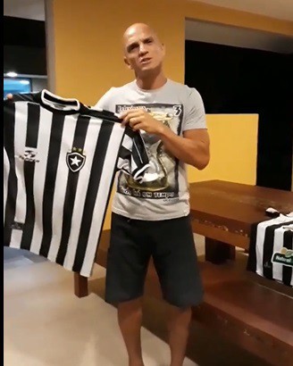 Sandro marcou época com a camisa do Botafogo - Reprodução