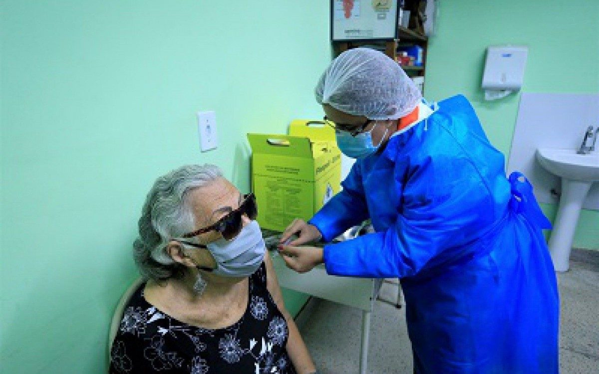 Alívio: idosa recebe uma dose da vacina contra a Covid-19, em Niterói - Divulgação / Prefeitura de Niterói