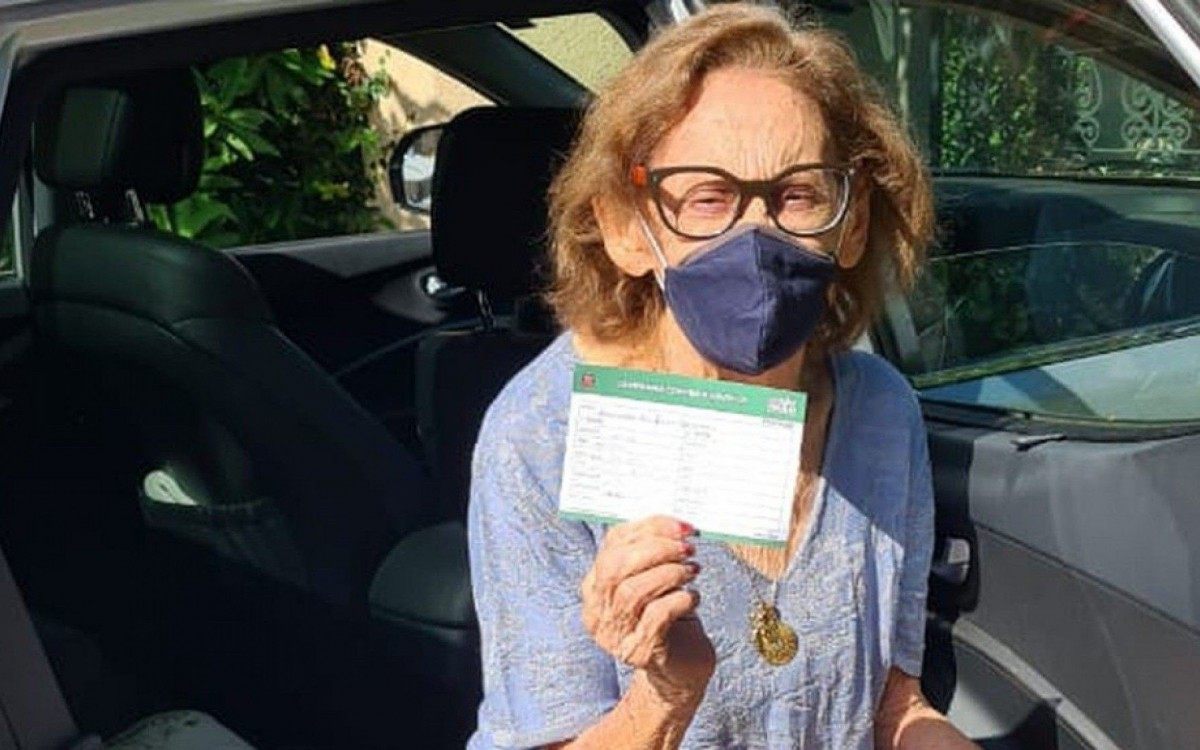 Laura Cardoso recebe vacina contra Covid-19 - Divulgação