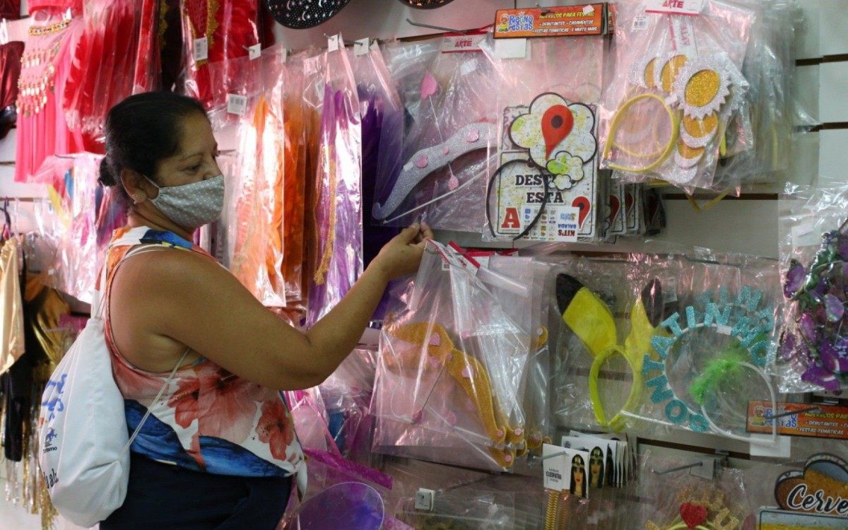 Isolamento e cancelamento do Carnaval diminuem clientela da Saara - muitas lojas não compraram material para a data e vendem estoque
