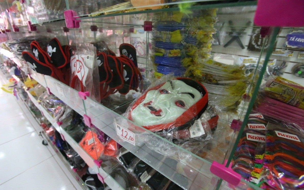 Isolamento e cancelamento do Carnaval diminuem clientela da Saara - muitas lojas não compraram material para a data e vendem estoque

