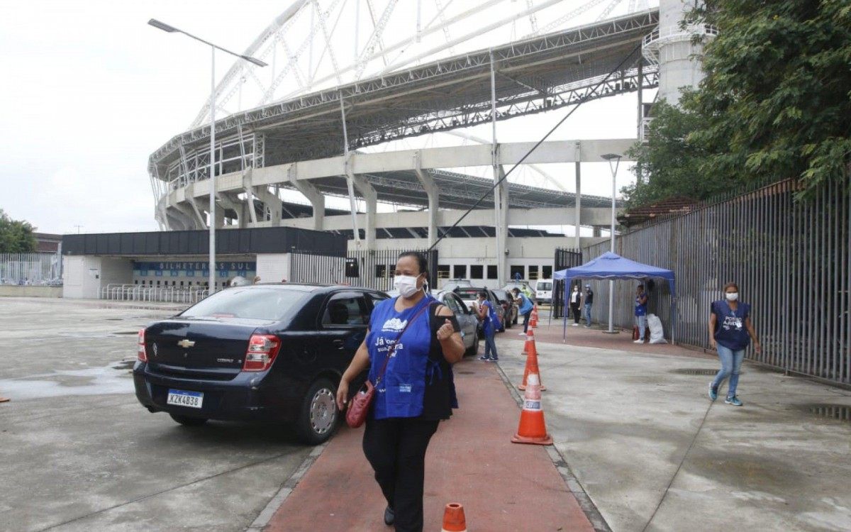 Vacina&ccedil;&atilde;o no drive-thru no Est&aacute;dio Ol&iacute;mpico Nilton Santos, no Engenho de Dentro, neste s&aacute;bado 