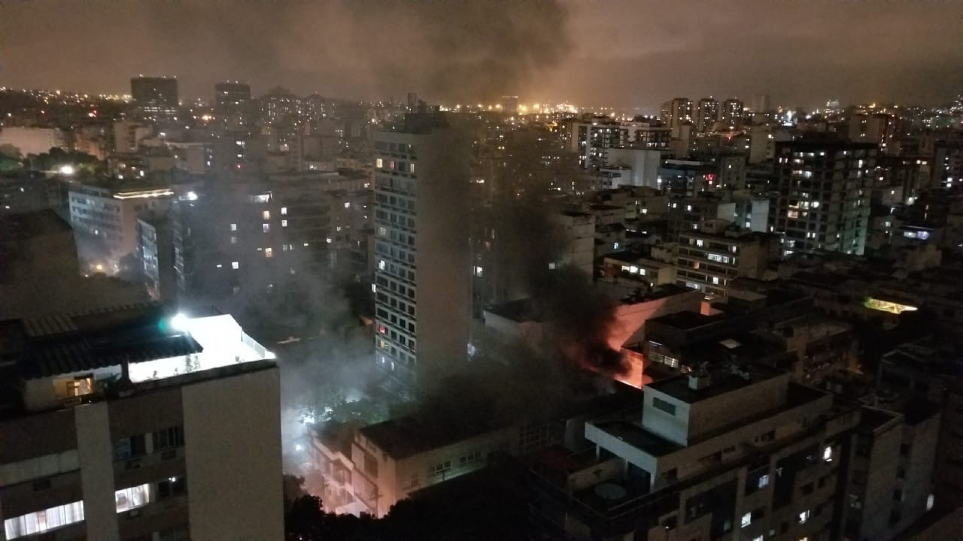 Incêndio atinge prédio sede do Crefito, na Tijuca
