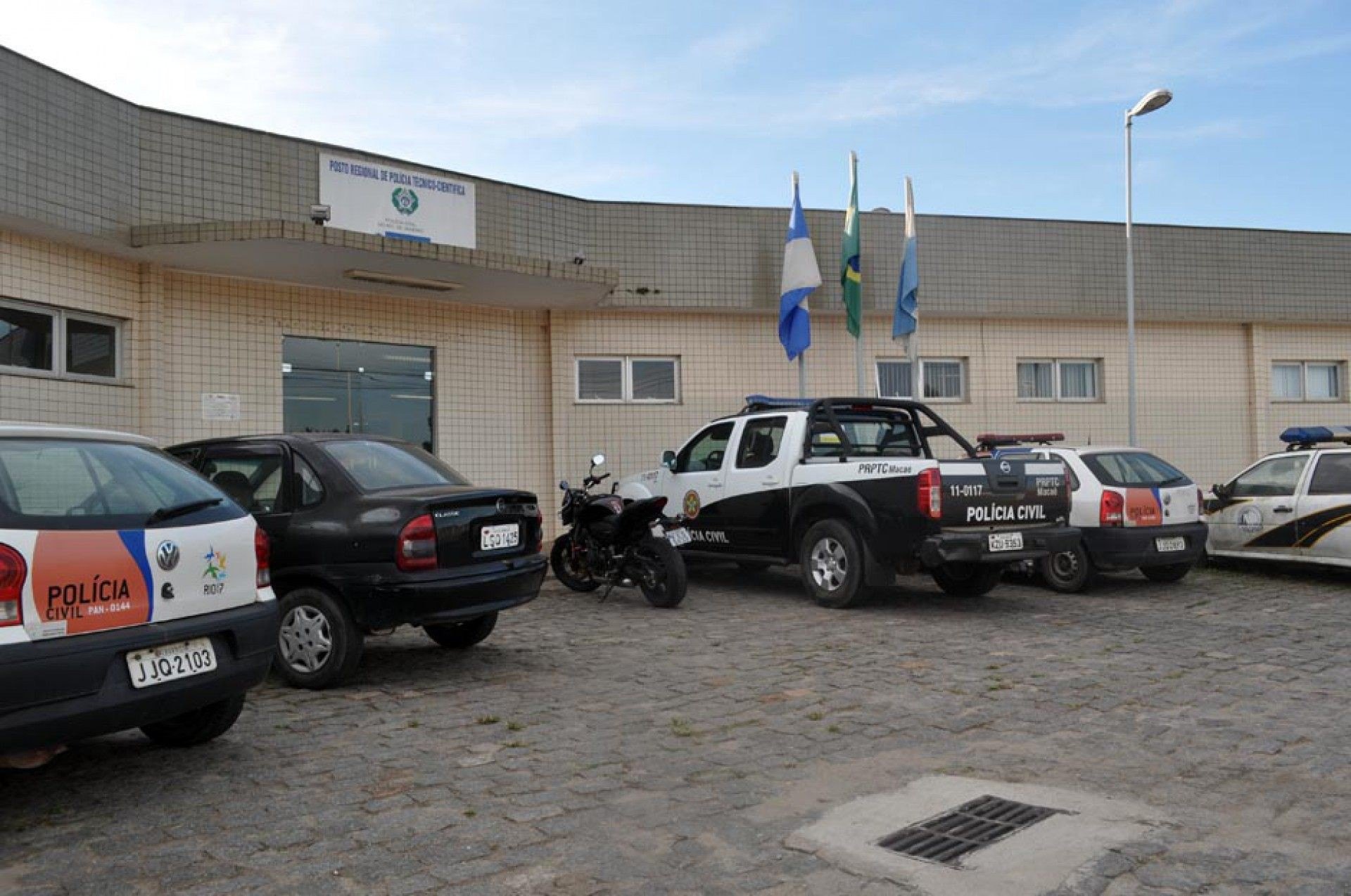 Esposa reconhece objetos de dono de embarcação que naufragou com 5 amigos no litoral do RJ